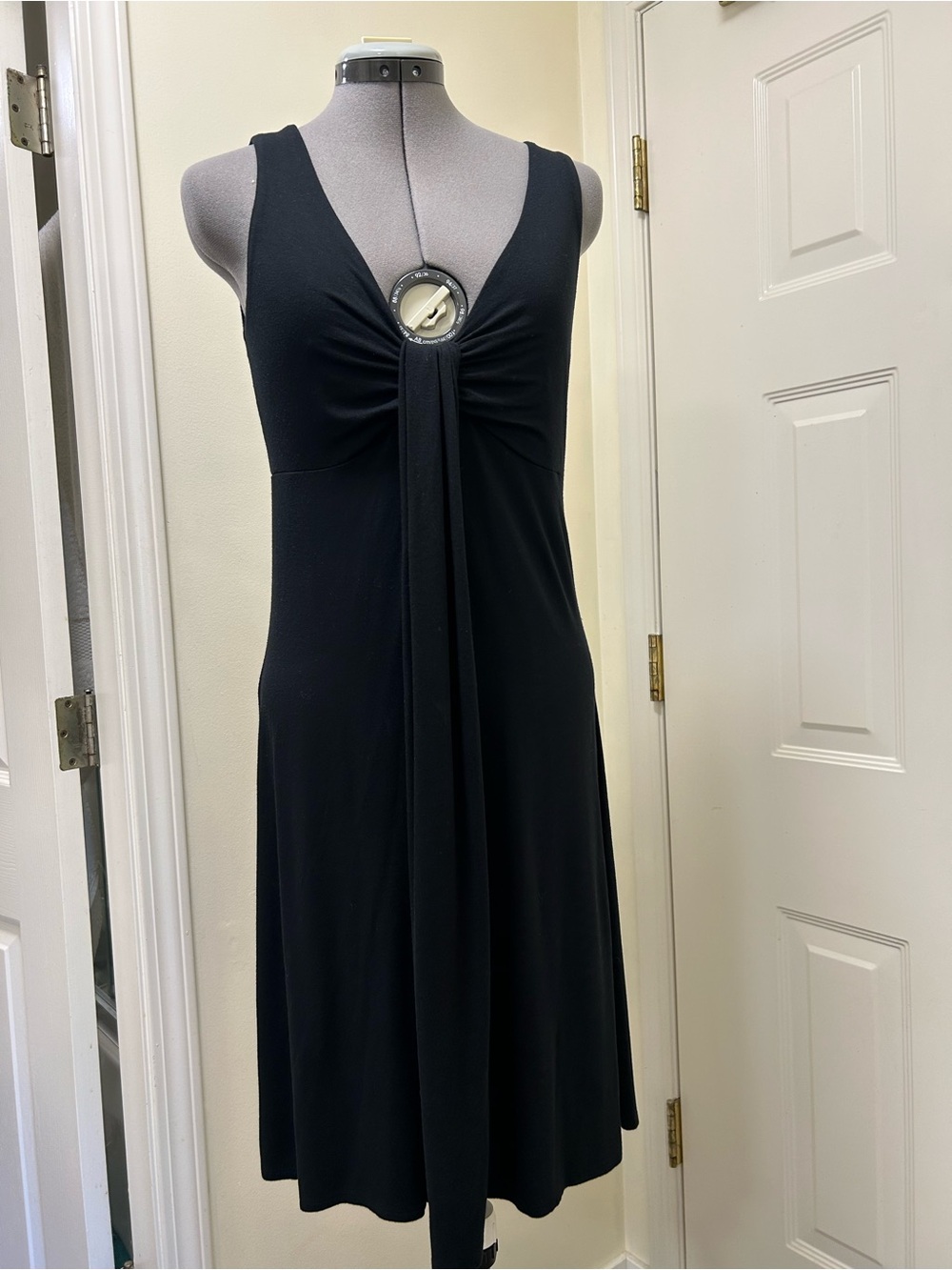 Anne Taylor Loft Womenβs V-neck Sleeveless & Centre front drape Dress size 0
